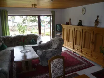 Wohnzimmer mit Blick zur Terrasse