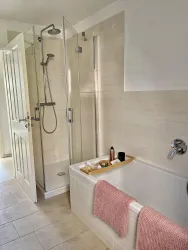 Badezimmer mit Dusche und Badewanne
