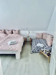 Schlafzimmer 1 mit einem kleinen Beistellbett