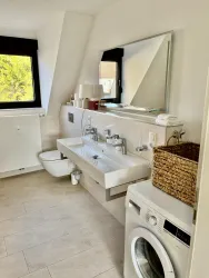 Badezimmer mit Waschmaschine