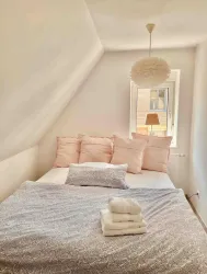 Schlafzimmer 2 zur Strasse