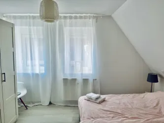 Schlafzimmer 1 zur Strasse