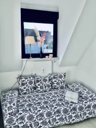 Gaderobenzimmer mit einem zusätzlichen Singlebett