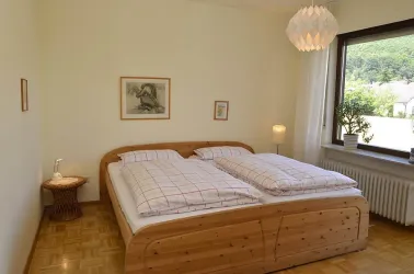Schlafzimmer mit Doppelbett, Zugang Nordwestterras