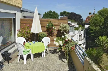 Südterrasse mit Blick auf Park u. Burckshof