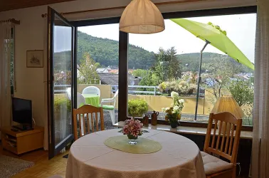 Wohn-/Essbereich mit Nordterrasse (Wald + Königsba