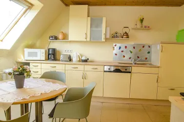 15 m² große Küche mit Esstisch
