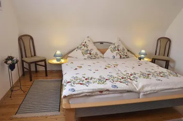 1. Schlafzimmer mit Doppelbett und Kleiderschrank