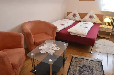 1. Schlafzimmer mit Doppelbett und Kleiderschrank