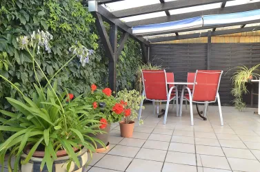 Überdache Pergola-Terrasse mit Grill