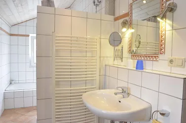Modernes Tageslicht-Bad mit Dusche und Badewanne