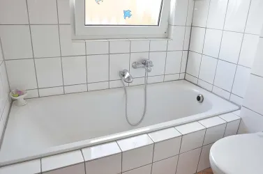 Modernes Tageslicht-Bad mit Dusche und Badewanne