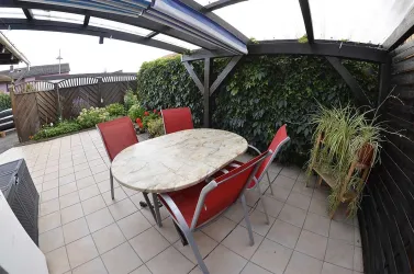 Überdache Pergola-Terrasse mit Grill