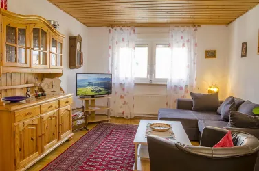 Wohnzimmer mit moderner Couch und TV