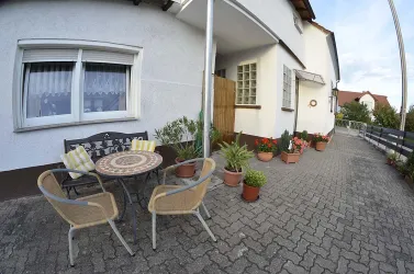Zusätzliche Sitzgelegenheiten am Eingang zur Fewo