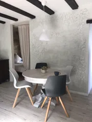 Wohn-Essbereich mit Blick ins Schlafzimmer