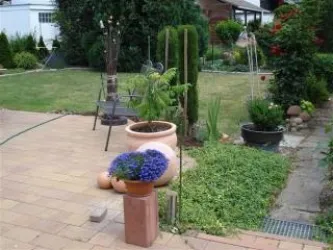 Garten mit Rasen