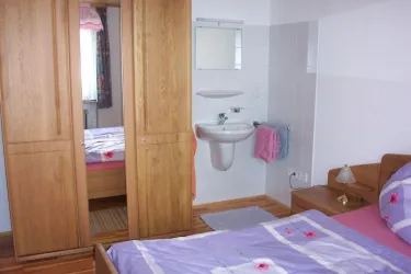 Schlafzimmer 1