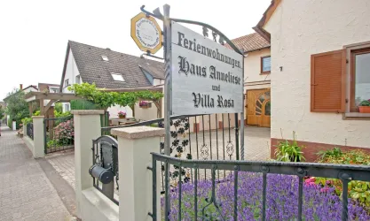 Titel2.jpg - Haus u. Pergola mit Schild Ferienwohn