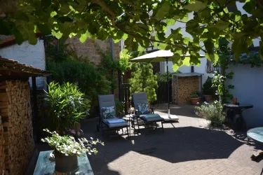 Mediterraner Innenhof mit Sonnenliegen
