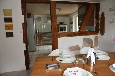 Essbereich mit Blick in die Küche