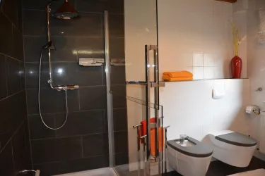 Badezimmer mit Dusche