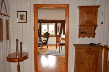 Oberer Flur mit Blick ins Wohnzimmer