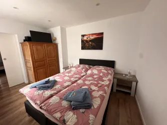 Schlafzimmer mit Doppelbett