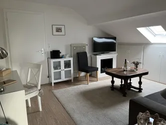 Nova Civitas Sitzbereich mit blick zur Fernseher