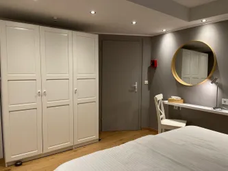 fewo schlafzimmer hinten kleiderschrank