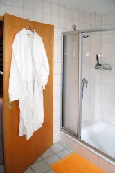 Bad mit Dusche (© @ Iris mediadesign)