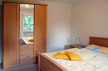 Schlafzimmer mit Kleiderschrank (© @ Iris mediadesign)