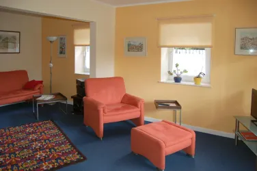 Großes Wohnzimmer im Erdgeschoss (© @ Iris mediadesign)