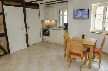 Apartment Biengarten - Essbereich und Küchenzeile
