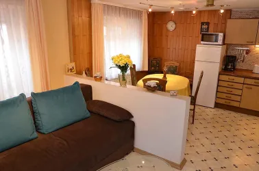 2. Wohnbereich im EG neben der Küche (© Gästehaus Hanß / Dominic Menzler)