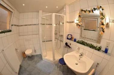 Tageslicht-Bad mit Dusche / WC (OG) (© Gästehaus Hanß / Dominic Menzler)