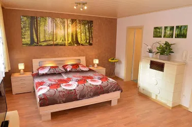 Schlafbereich mit Doppelbett im OG, Bad nebenan (© Gästehaus Hanß / Dominic Menzler)
