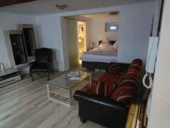 Wohnzimmer mit Blick in Schlafraum