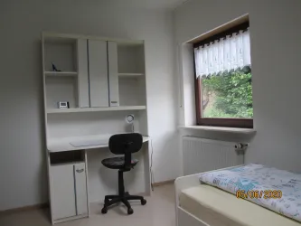 Schlafzimmer 2 mit Schreibtisch