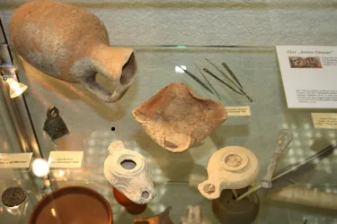 Die offene Öllampe stammt aus dem 8. Jh. vor Chris (© Bibelmuseum)