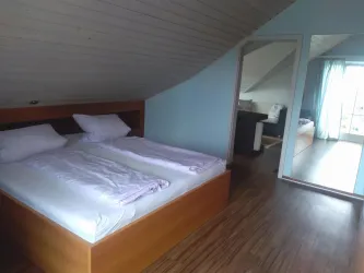 Schlafzimmer Birnbaummöbel (© Eigenes Foto)