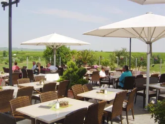 Golfgarten Restaurant - Terrasse zur Golfanlage (© Restaurant Golfgarten)