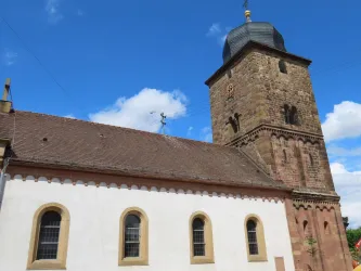 Katholische Kirche, Seitenansicht mit Kirchturm (© Urlaubsregion Freinsheim)