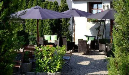 Vinum Horreum - Sitzgruppen im Garten (© Sippel)