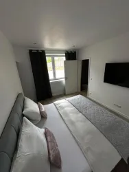 Schlafzimmer mit Boxspingbett