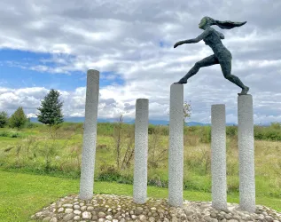 Skulptur „Dynamik mit Sprinterin“ Bornheim