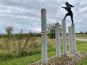 Skulptur „Dynamik mit Sprinterin“ Bornheim (4)