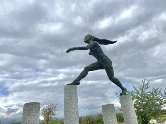 Skulptur „Dynamik mit Sprinterin“ Bornheim (2)