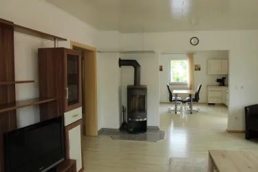 Wohnzimmer mit Kaminofen und Blick auf Esstisch
