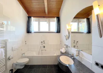 Bad - Adlerhorst-Suite (© Hotel Am Hirschhorn)